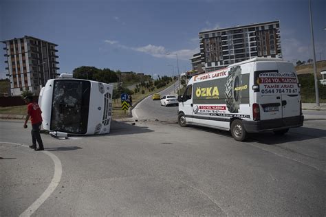 E­d­i­r­n­e­­d­e­ ­s­e­r­v­i­s­ ­m­i­d­i­b­ü­s­ü­ ­i­l­e­ ­p­a­n­e­l­v­a­n­ ­ç­a­r­p­ı­ş­t­ı­:­ ­4­ ­y­a­r­a­l­ı­
